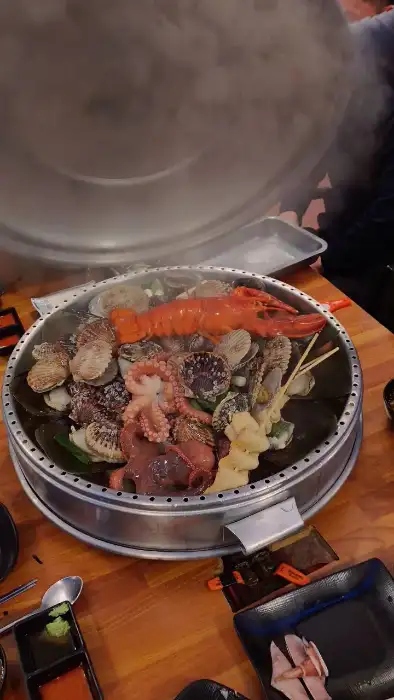 푸짐하게 차려진 조개전골 메인 비주얼