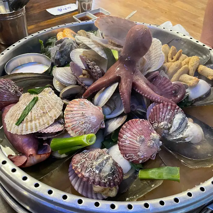 조개전골 속 풍성한 조개와 해산물