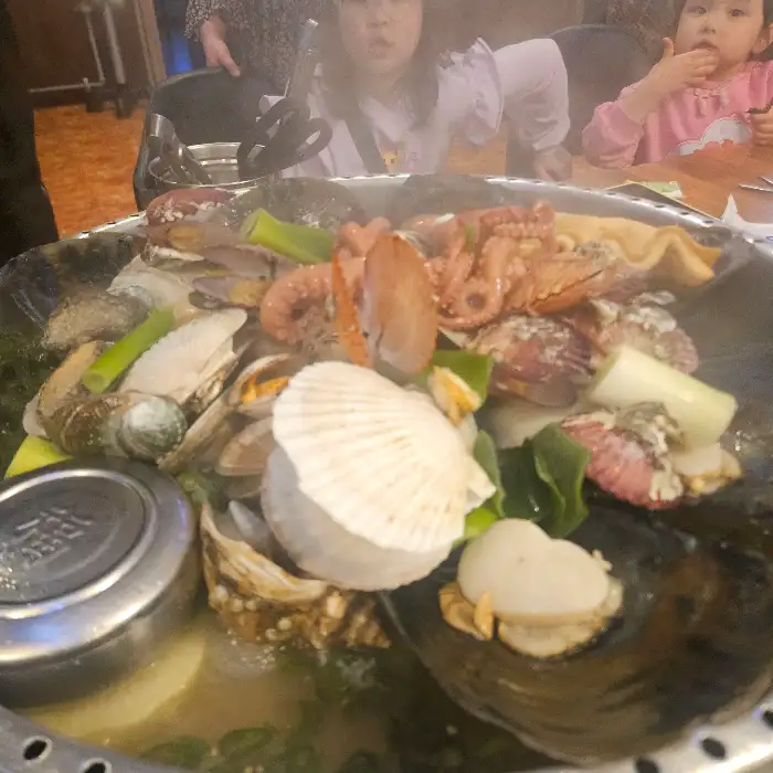 익은 해산물을 먹기 좋게 손질하는 모습