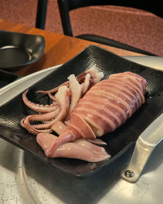 먹음직스럽게 손질된 오징어 숙회