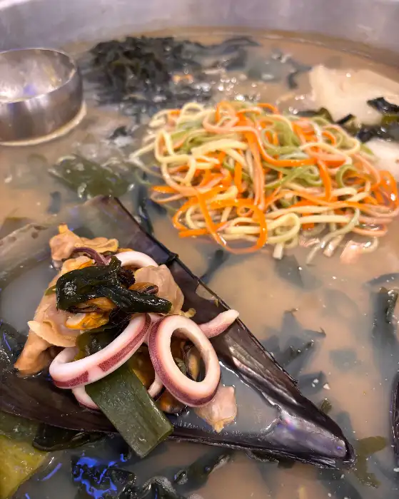 칼국수와 함께 나온 조개 국물