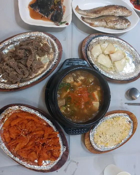 정갈하게 담긴 생선구이와 찌개, 불고기 등 다양한 반찬