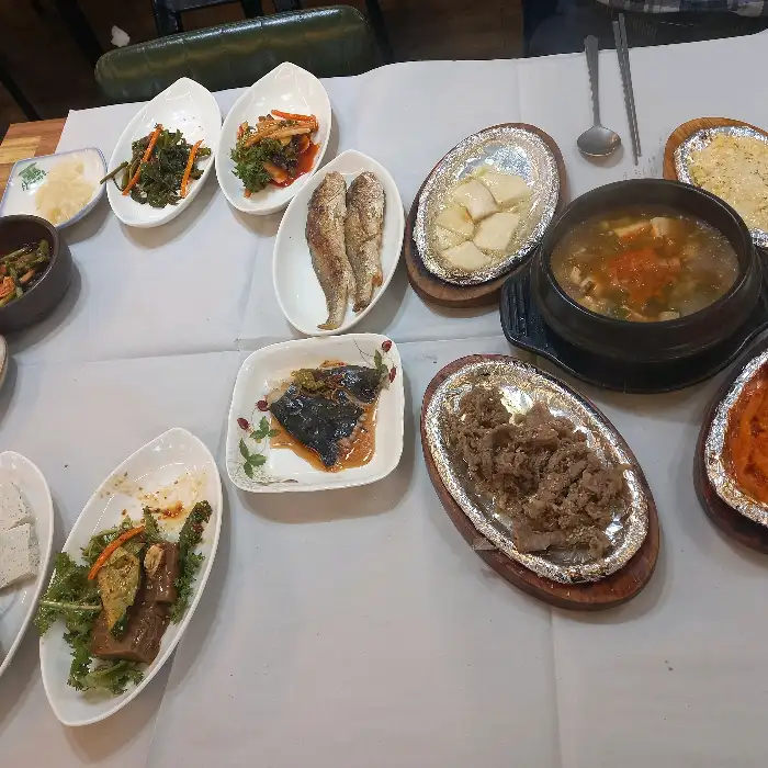 상다리 부러질 듯 푸짐한 한 상차림, 여러 가지 반찬과 메인 메뉴