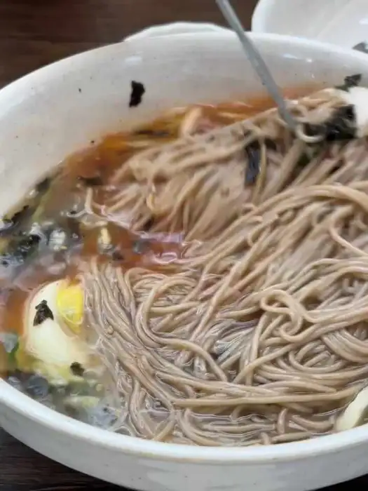막국수 면발을 먹는 모습