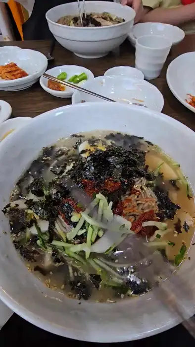 막국수에 들어가는 고명과 육수