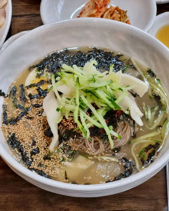 깨와 김가루가 뿌려진 물막국수