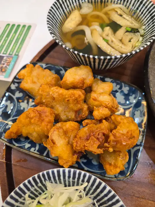 먹음직스러운 치즈 돈카츠 조각과 곁들임 우동