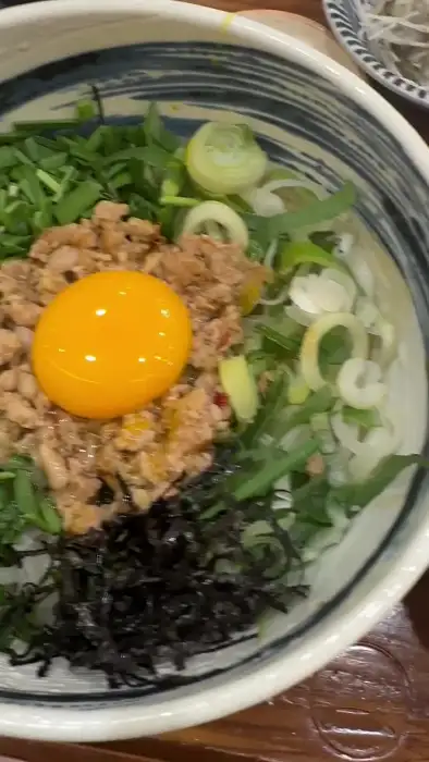 신선한 재료가 듬뿍 올라간 마제소바 한 그릇