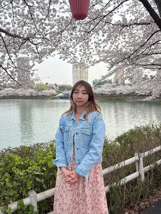 푸짐한 돈카츠와 함께 제공되는 카레라이스