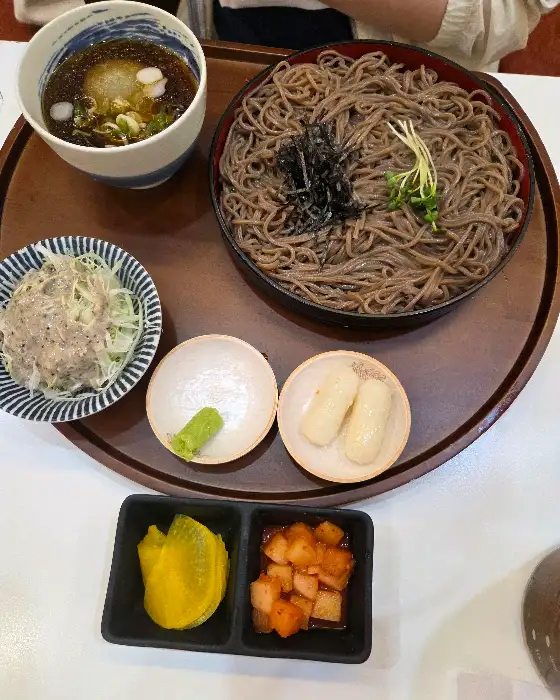 정갈하게 차려진 메밀소바 세트 메뉴