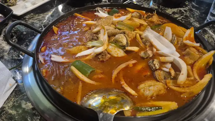 푸짐한 재료가 가득한 곱창전골