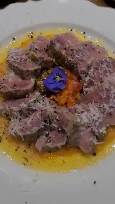 꽃으로 장식된 떠먹는 스테이크