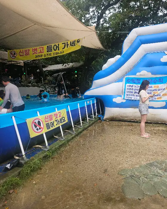 아이들이 즐겁게 물놀이하는 모습과 대형 에어바운스 수영장