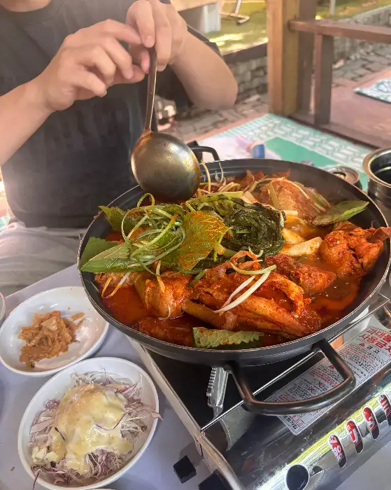 푸짐하게 담긴 닭볶음탕과 곁들여 나온 반찬들