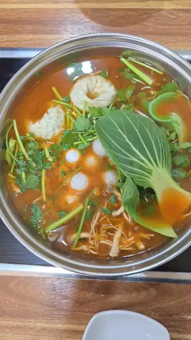 칼국수와 야채, 만두가 담긴 탕