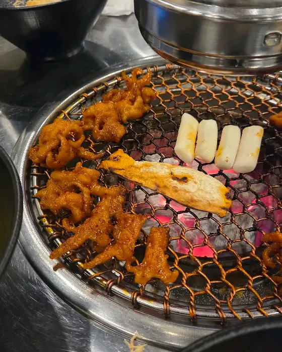 숯불 위에서 구워지고 있는 닭발