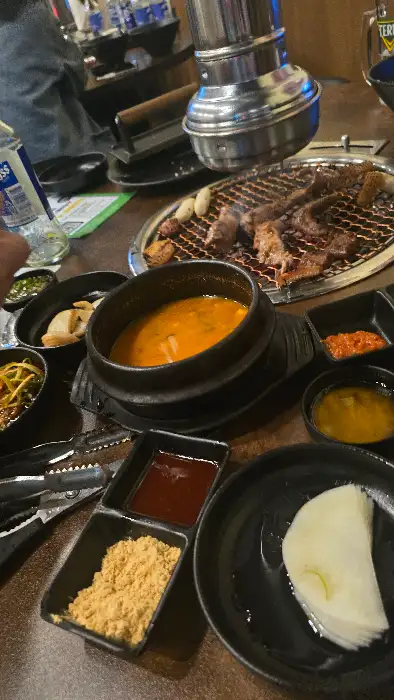 다양한 곁들임 메뉴와 찌개가 있는 식탁