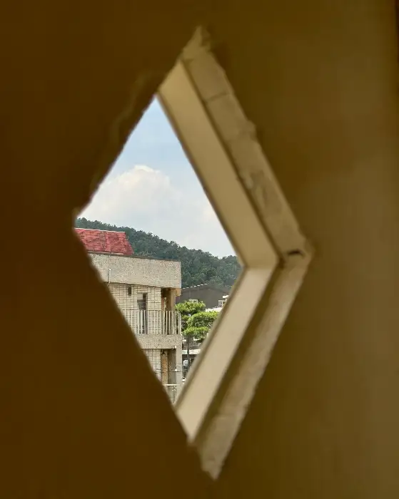 르코티 카페 내부 창문으로 바라본 바깥 풍경