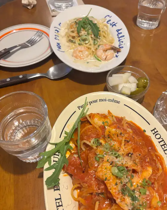 새우가 들어간 토마토 파스타와 크림 파스타