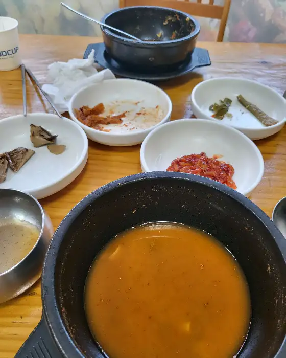 밑반찬을 곁들인 추어탕