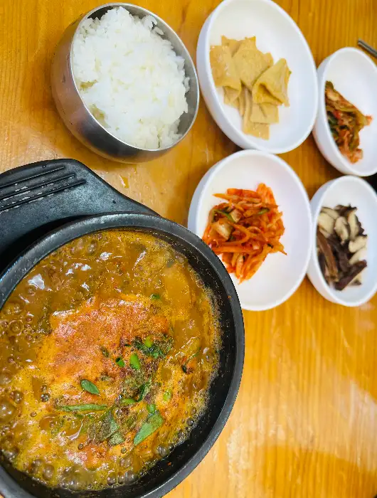 추어탕과 곁들여 먹는 밥과 반찬