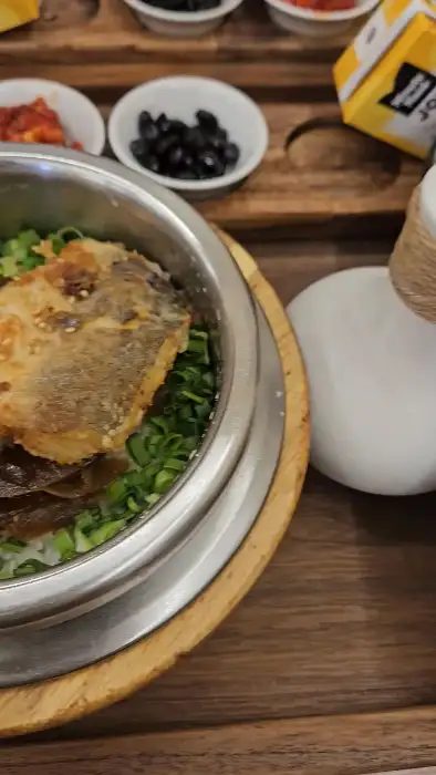 바삭하게 구워진 대구살이 올라간 솥밥