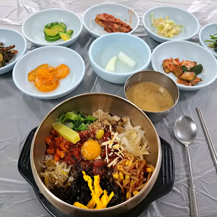 상록수회관 밑반찬과 비빔밥