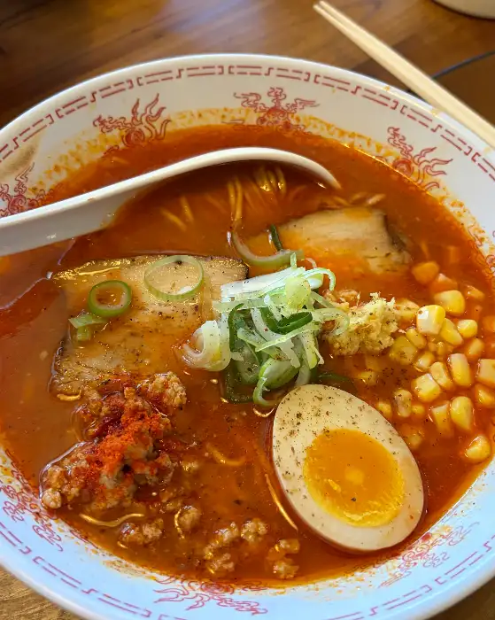 미소라멘에 올려진 옥수수 콘과 파, 그리고 반숙 계란