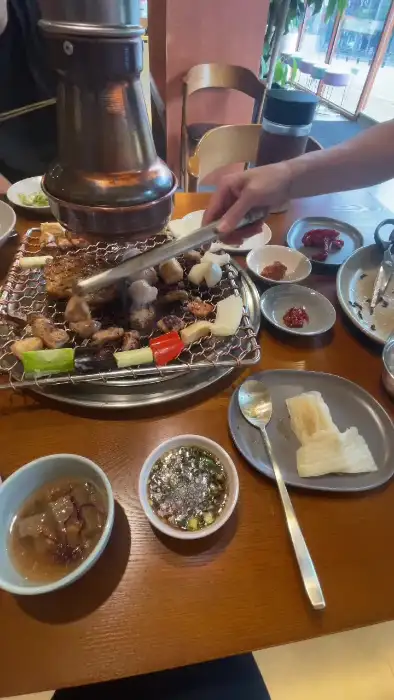 다양한 구이 메뉴를 집는 집게