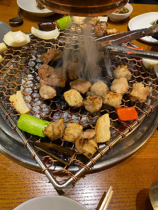 숯불 위에서 익어가는 대창과 채소