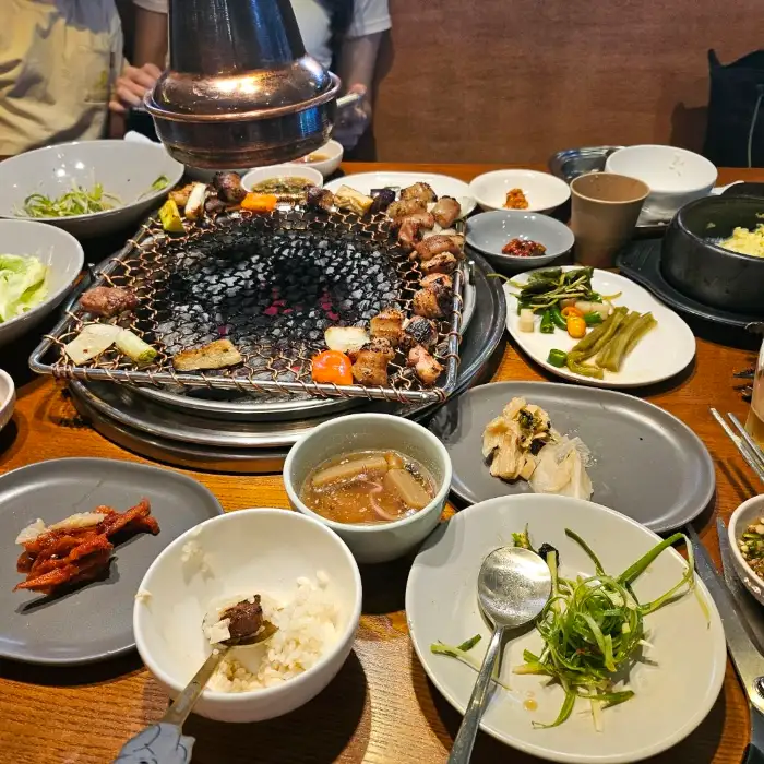 식탁에 차려진 다양한 구이와 반찬