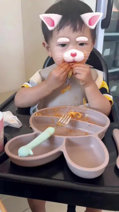 아이가 식사하는 모습