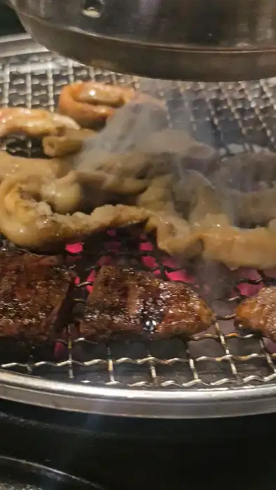 숯불 위에서 구워지고 있는 대창과 고기