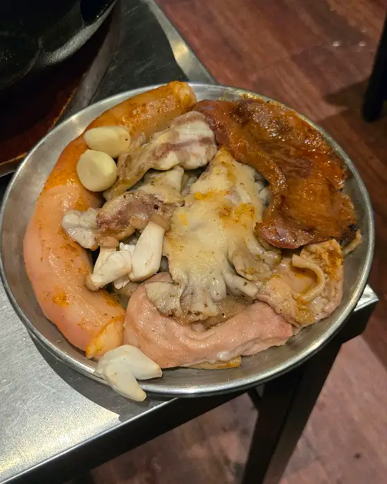 잘 구워진 곱창, 대창, 막창 등이 담긴 접시