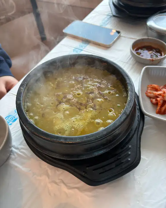 김이 나는 뚝배기에 담긴 섭국