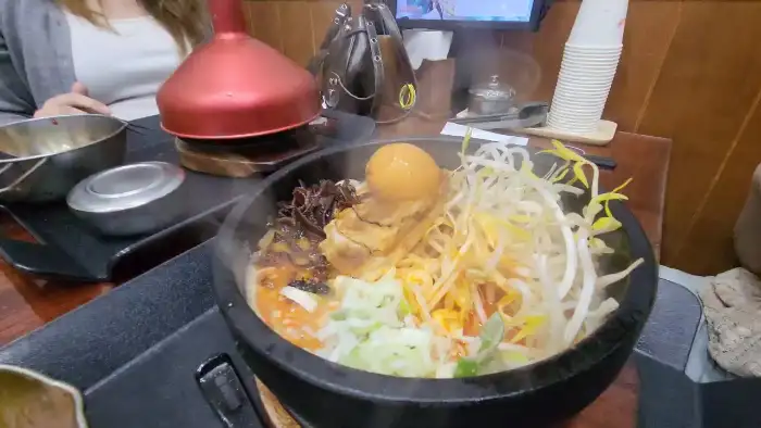 푸짐한 재료가 올라간 화산라멘