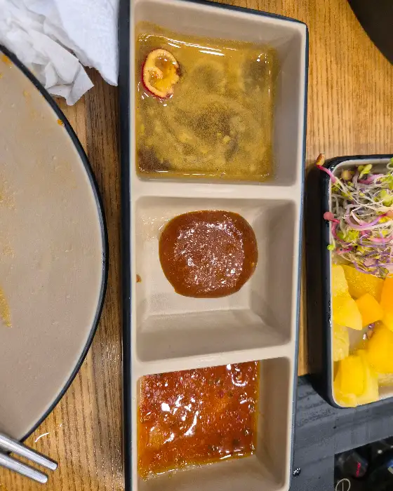 세 가지 맛의 샤브샤브 소스가 담긴 그릇