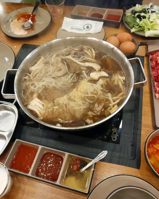 샤브샤브 냄비와 곁들여 먹는 소고기, 그리고 샐러드