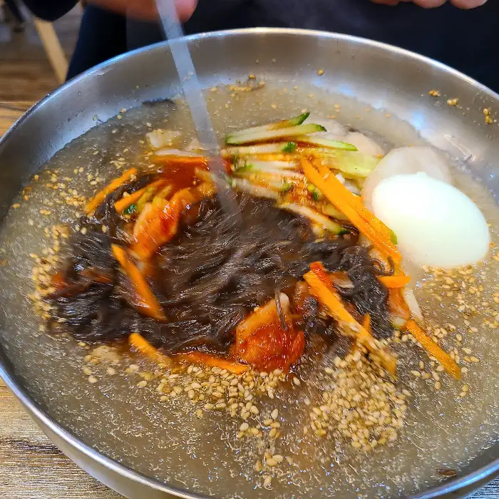 냉면 면발과 고명