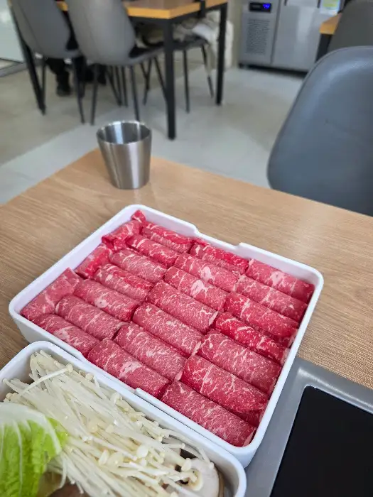 샤브샤브용 신선한 소고기