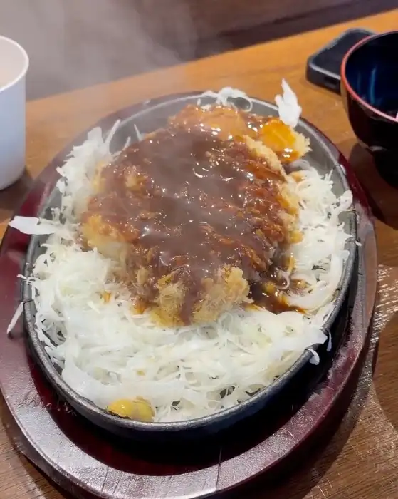진한 소스가 듬뿍 뿌려진 카츠와 양배추 샐러드