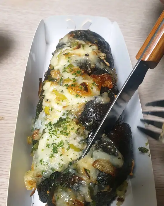 대파 먹물빵 속을 자르는 모습