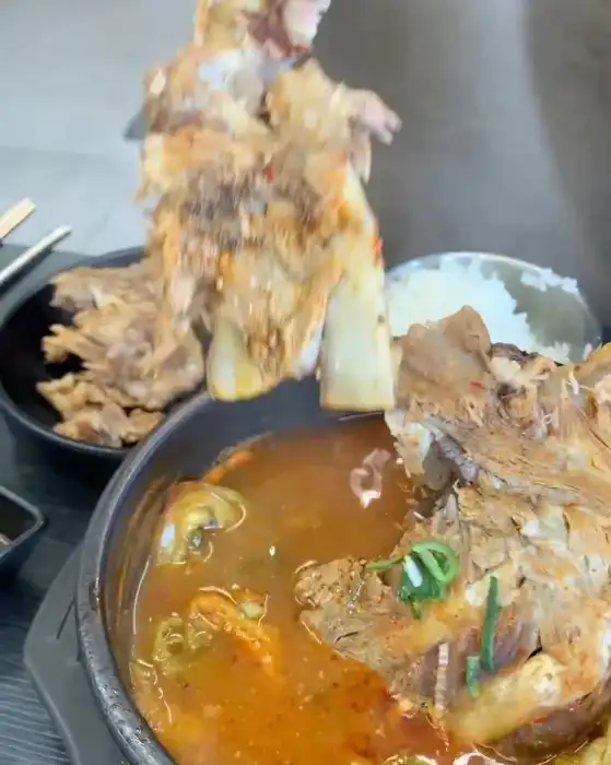 뼈를 들어 올리는 모습