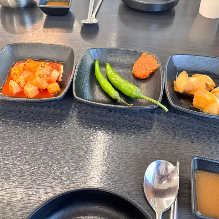반찬으로 나온 깍두기, 고추, 쌈장
