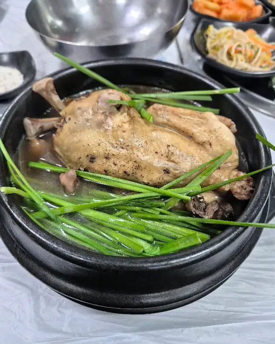 김이 모락모락 나는 능이백숙, 짙은 국물과 부드러운 닭고기가 인상적