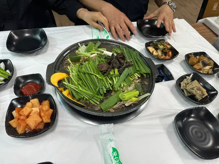 국자로 능이백숙의 국물을 뜨고 있는 모습