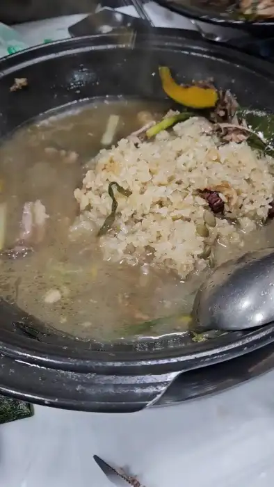 국물에 말아먹는 찰밥, 든든한 식사의 마무리를 예감케 한다