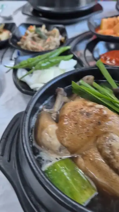식탁 위의 깍두기와 다른 반찬들, 정갈하고 맛있어 보인다