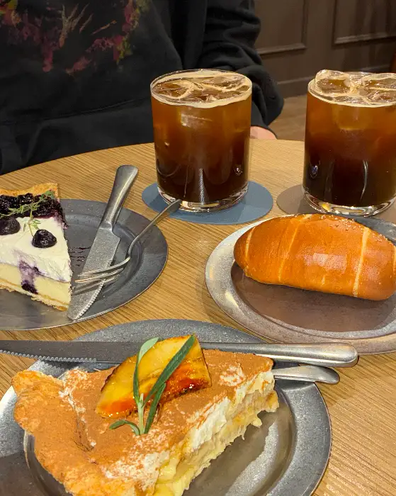 테이블 위에 놓인 커피, 파이, 소금빵