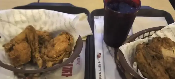 KFC 오리지널 치킨과 음료